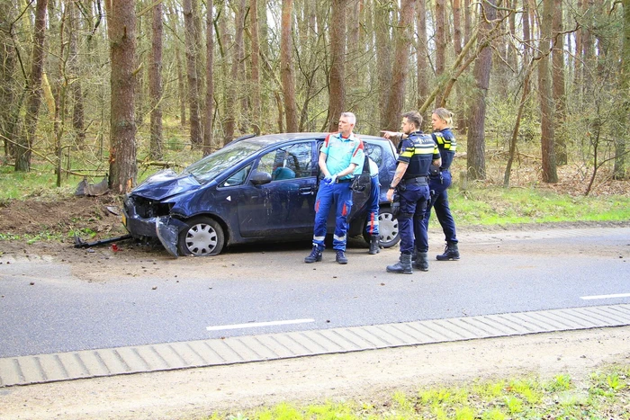 Automobilist raakt van de weg en belandt tegen boom