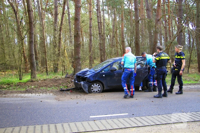 Automobilist raakt van de weg en belandt tegen boom