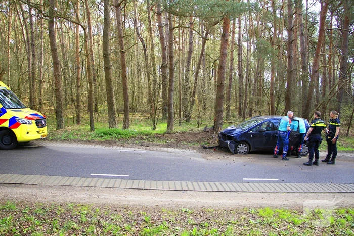 Automobilist raakt van de weg en belandt tegen boom