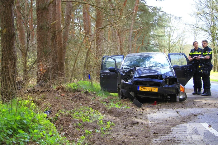 Automobilist raakt van de weg en belandt tegen boom