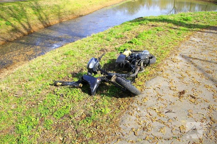 Scooter uitgebrand, brandweer blust vuur