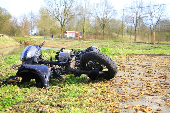 Scooter uitgebrand, brandweer blust vuur