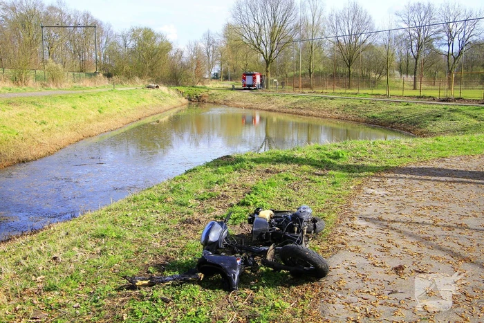 Scooter uitgebrand, brandweer blust vuur