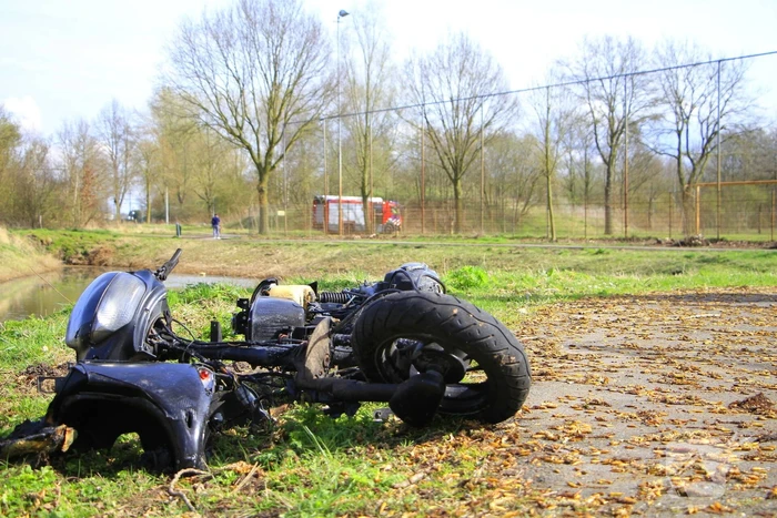 Scooter uitgebrand, brandweer blust vuur