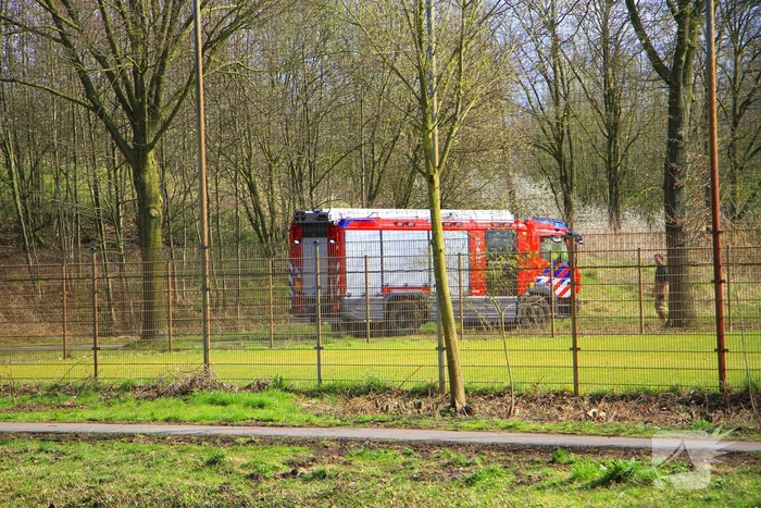Scooter uitgebrand, brandweer blust vuur