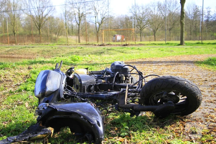 Scooter uitgebrand, brandweer blust vuur