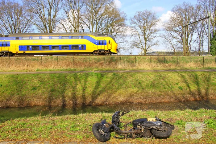 Scooter uitgebrand, brandweer blust vuur