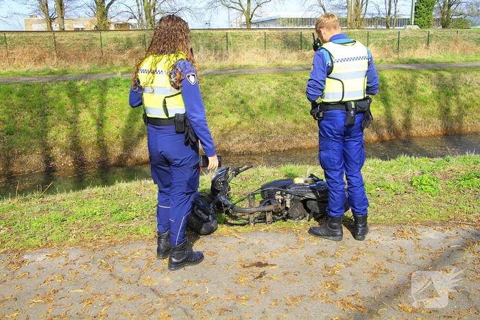 Scooter uitgebrand, brandweer blust vuur