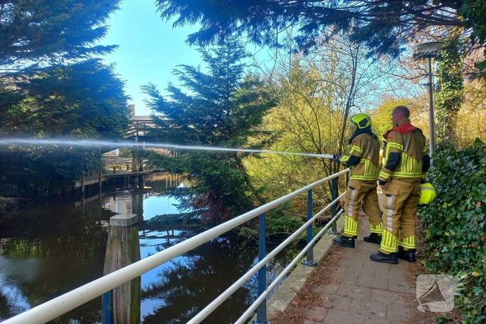 Brandweer blust buitenbrand