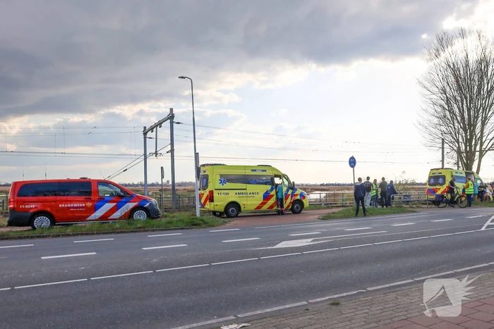 Scooterrijder klapt achterop driewielfiets met kind achterop