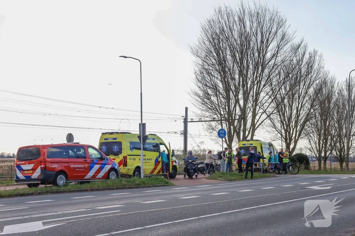 Scooterrijder klapt achterop driewielfiets met kind achterop
