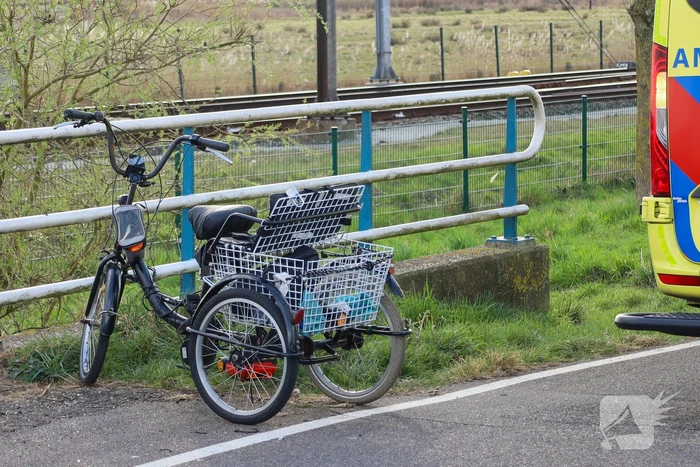 Scooterrijder klapt achterop driewielfiets met kind achterop
