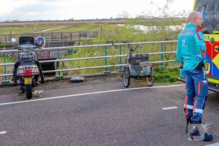 Scooterrijder klapt achterop driewielfiets met kind achterop
