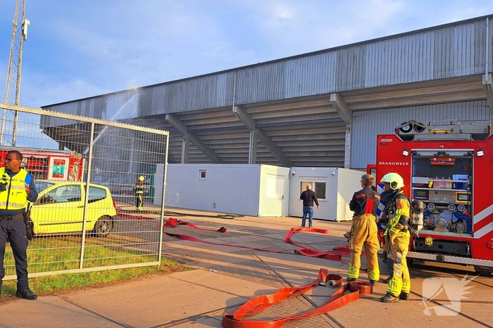 Container in brand onder tribune