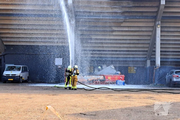 Container in brand onder tribune