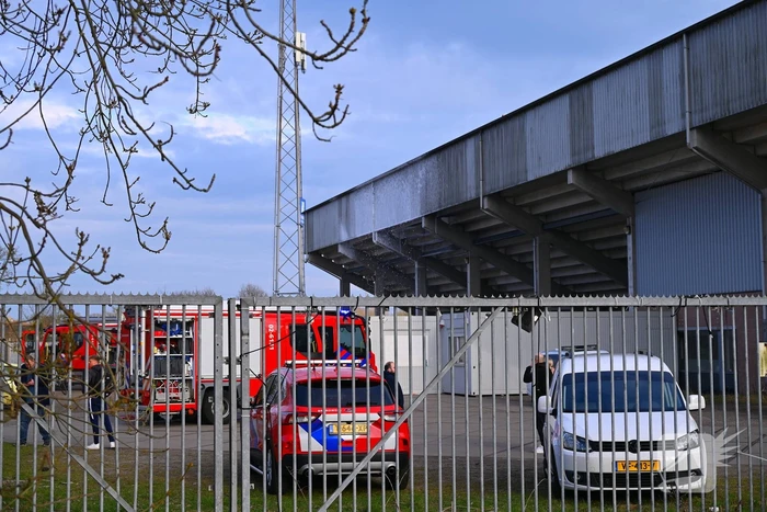 Container in brand onder tribune