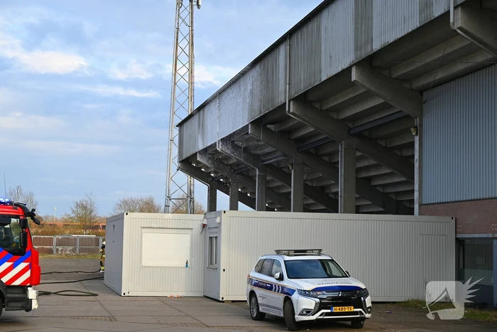 Container in brand onder tribune