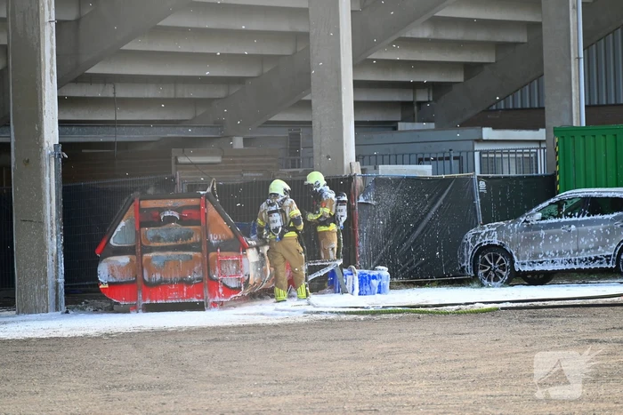Container in brand onder tribune