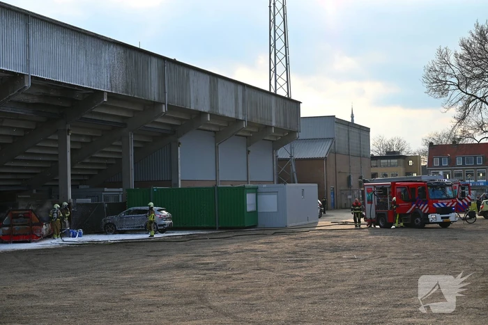 Container in brand onder tribune