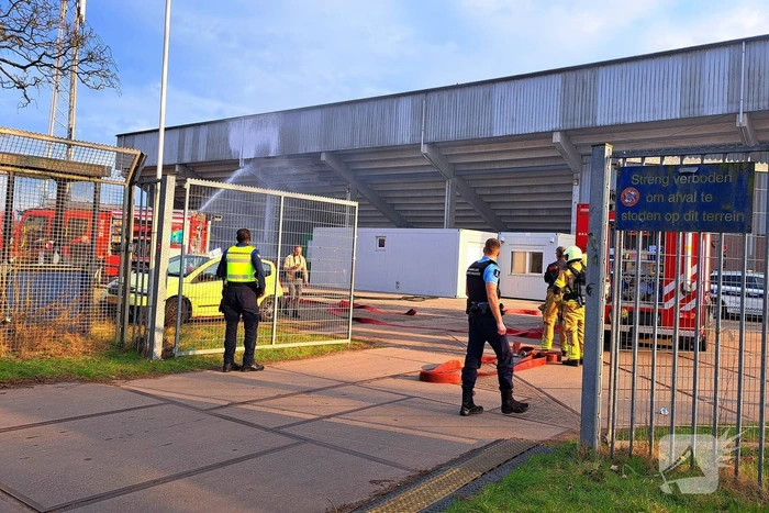 Container in brand onder tribune
