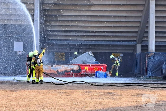 Container in brand onder tribune