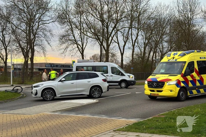 Fietser en automobilist met elkaar in botsing