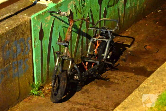 Scooter volledig verwoest door brand