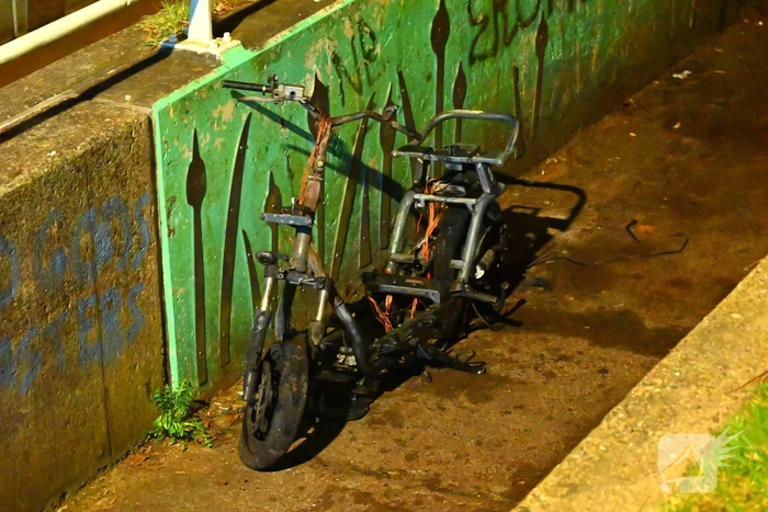 Scooter volledig verwoest door brand