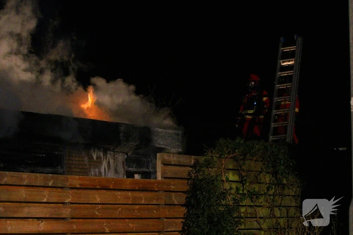 Brandweer blust uitslaande brand in bungalow