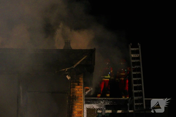 Brandweer blust uitslaande brand in bungalow
