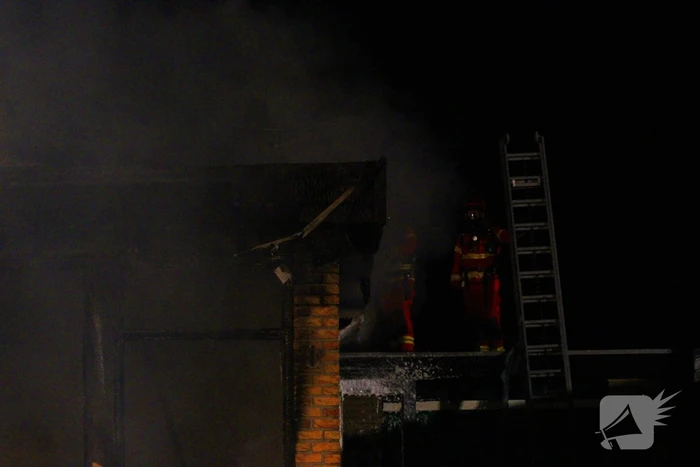 Brandweer blust uitslaande brand in bungalow