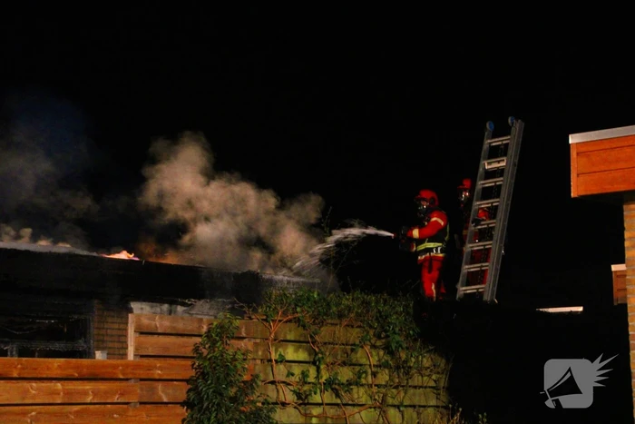 Brandweer blust uitslaande brand in bungalow
