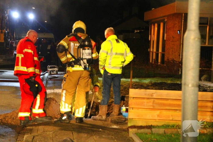 Brandweer blust uitslaande brand in bungalow