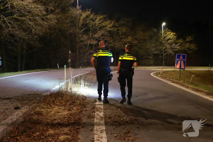 Automobilist belandt op zijn kop op afrit