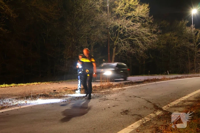 Automobilist belandt op zijn kop op afrit