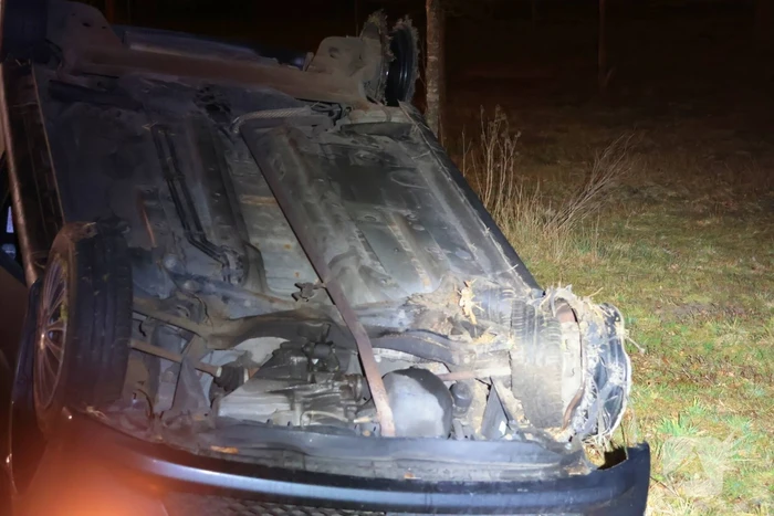 Automobilist belandt op zijn kop op afrit