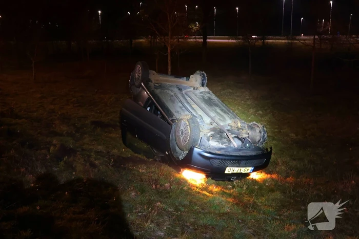 Automobilist belandt op zijn kop op afrit