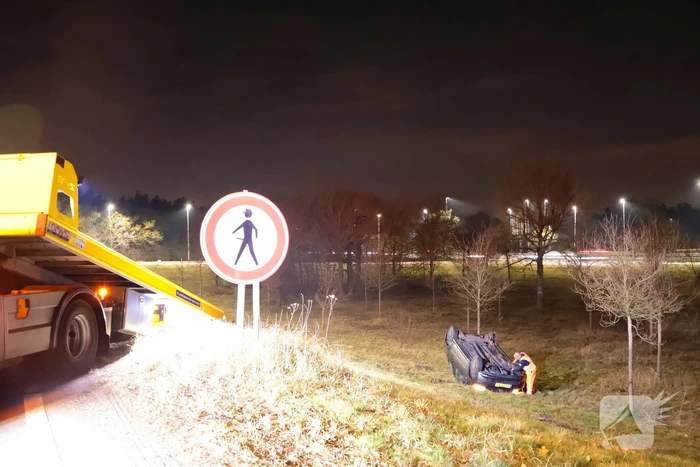 Automobilist belandt op zijn kop op afrit