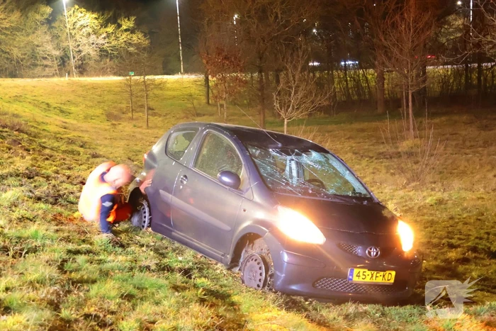 Automobilist belandt op zijn kop op afrit