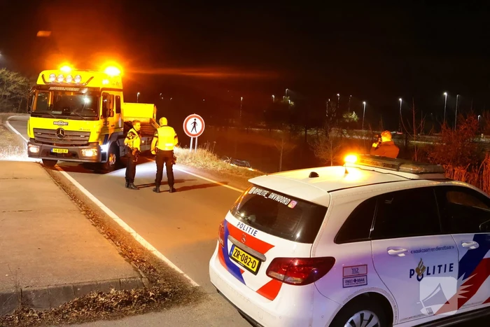 Automobilist belandt op zijn kop op afrit