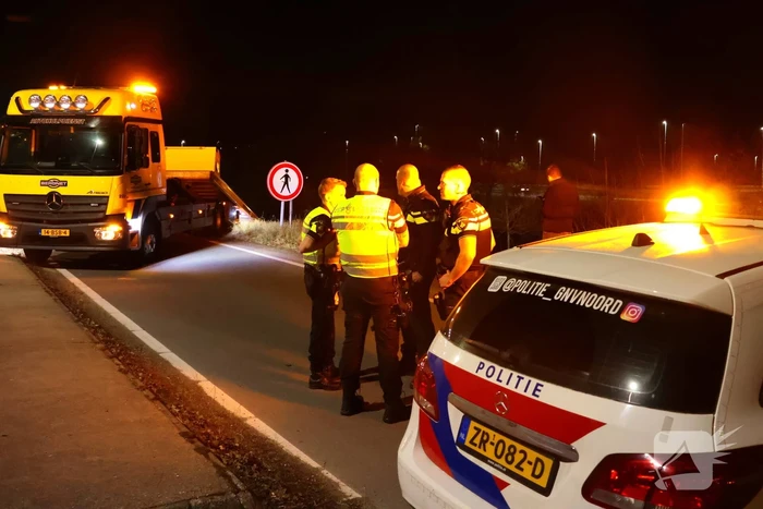 Automobilist belandt op zijn kop op afrit