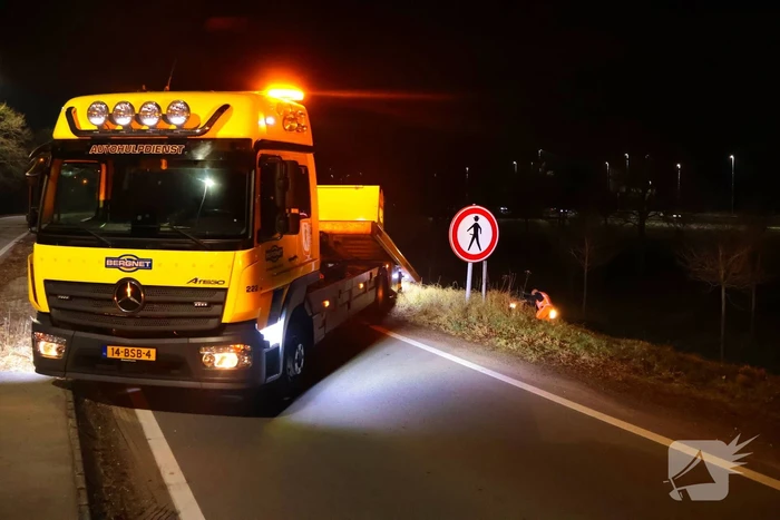 Automobilist belandt op zijn kop op afrit