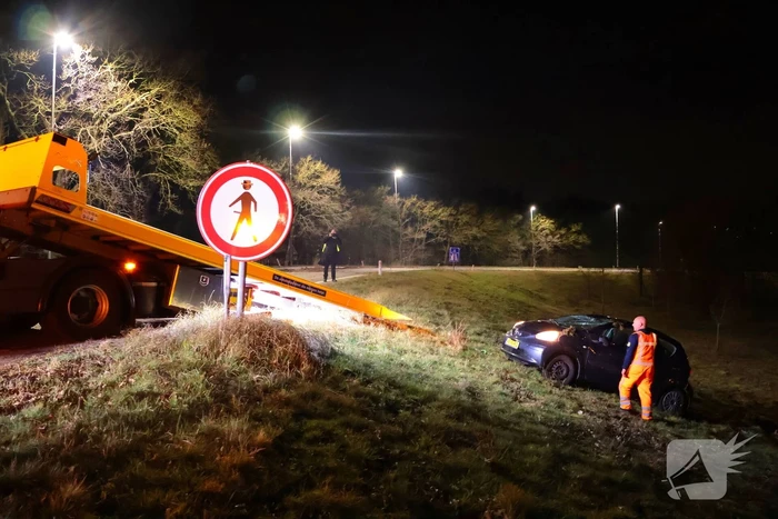 Automobilist belandt op zijn kop op afrit