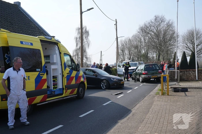 Twee personenauto's botsen frontaal op elkaar