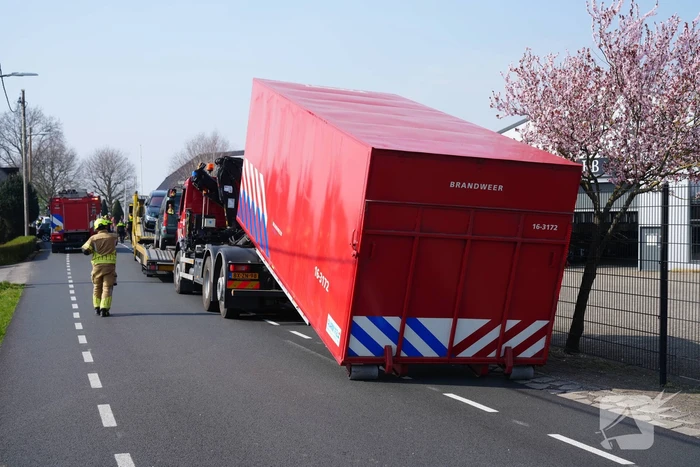 Twee personenauto's botsen frontaal op elkaar