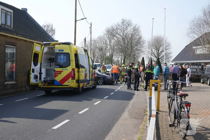 Twee personenauto's botsen frontaal op elkaar