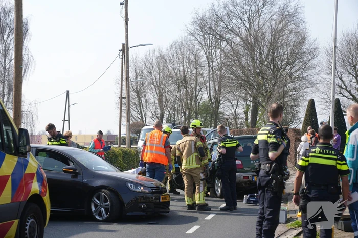 Twee personenauto's botsen frontaal op elkaar