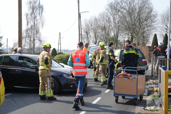 Twee personenauto's botsen frontaal op elkaar