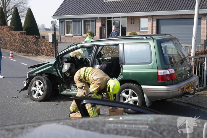 Twee personenauto's botsen frontaal op elkaar