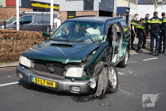 Twee personenauto's botsen frontaal op elkaar